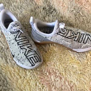 Nike react Metcon. Mens training shoe. White and grey. Size 8